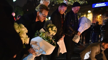 Bono U2 Blumen vor Bataclan